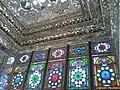 Vitraux et miroirs dans la maison Zinat ol-Molk, Chiraz, Iran, début du XXe&nbsp;siècle, traduction des « grammaires architecturales » occidentale et islamique.