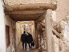 Les ruelles du ksar sont couvertes de troncs de palmiers