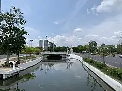 Le Canal Khlong Khu Mueang Doem, avec une vue sur le pont Phan Phiphop Lila à proximité en 2021.