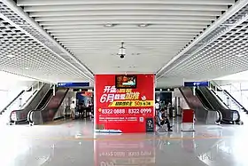 Vue des escalators menant aux quais en 2013.