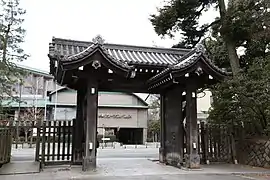 La porte Hamaguri (蛤御門, Hamagurimon?), à 100&nbsp;mètres&nbsp;au sud de la porte Nakadachiuri.