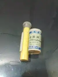 Tube contenant une poudre jaune.