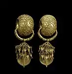 Paire de boucles d'oreilles en or trouvées dans la tombe Pubuchong, or, VIe&nbsp;siècle, longueur 8,7&nbsp;cm, Musée national de Corée