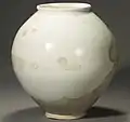 Jarre de lune. Porcelaine blanche, H. 44&nbsp;cm, D. corps 42&nbsp;cm. Joseon, XVIIIe&nbsp;siècle. Collection privée, Séoul