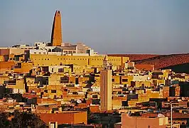 Le minaret de la grande mosquée domine la cité.