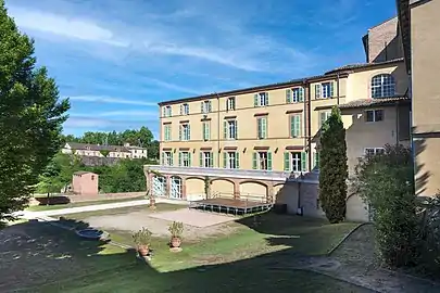 L'abbaye vue de la Rue de la Portanelle