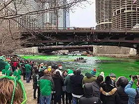 À Chicago, le jour de la fête de la Saint-Patrick, la rivière Chicago est teinte en vert depuis 1962(en) Karen Farrington, Nick Constable, St. Patrick's Day: A Celebration, Book Sales, 1998, p.&nbsp;88..
