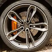 Vue d'un frein à disque ventilé de 370 mm, étriers 4-pistons d'une McLaren MP4-12C.