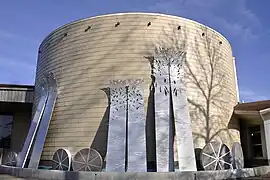 Le vent glisse sur le temps et roule vers la lumière.