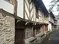 Malestroit : maisons à colombages du XVe siècle de la Rue aux Anglais, avec leurs étals de schiste.