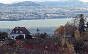 Phare-pilier, de la Pointe de la Prairie, vue sur la côte de Charlevoix, fleuve Saint-Laurent