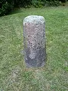 Stèle préhistorique sur le placître de la chapelle Saint-Côme et Saint-Damien.