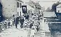 La procession de la Fête-Dieu à Étel au début du XXe siècle (carte postale).