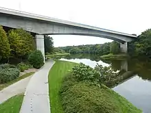 Le pont de la Villeneuve vu des rives de la Penfeld.