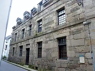 L'hôtel de Kermenguy (construit au XVIIe&nbsp;siècle par la famille Henry de Kermenguy).