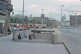 Une bouche d'accès à la station.