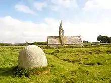 Stèle hémisphérique à cupules, près de la chapelle Saint-Vio.