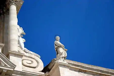 La statue de sainte Lucie, à droite à l'étage supérieur.