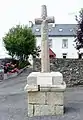 Croix du XVIe siècle avec une plaque « Souvenir de la mission de 1950 ».