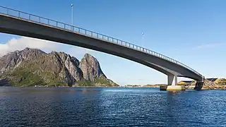 Pont entre les iles de Sakrisoya et Hamnøya, à Moskenes. Juin 2017.