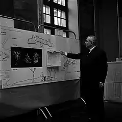 Le maire Bazerque présentant le monument en 1967.