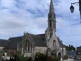 Notre-Dame d'Izel-Vor et son calvaire.