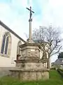 Le calvaire près de l'église paroissiale.