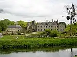 L'abbaye Notre-Dame de Bon-Repos vue depuis la rive droite du Blavet.