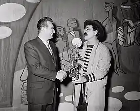 Avec son frère Kees Manders&nbsp;(nl) au théâtre royal Carré en 1957