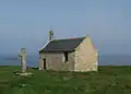 La chapelle Saint-Samson et sa croix : vue extérieure d'ensemble.