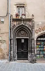 La porte du No&nbsp;10 de la rue du Bourg jouxtant un magasin de coutellerie.