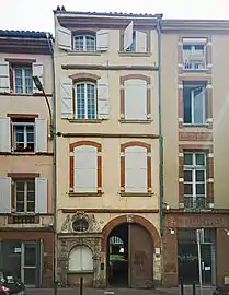 no&nbsp;10 : la façade de l'hôtel de Raymond d'Aymeric.