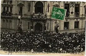 Cérémonie de la rosière, le 2 juin 1907. Le balcon du premier étage est alors surmonté de l'inscription « Mairie ».