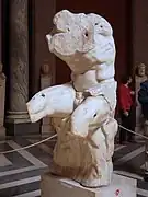 « Torse du Belvédère » assis sur une peau de panthère, (Ier&nbsp;siècle ?). Marbre, H. 1,59&nbsp;m.