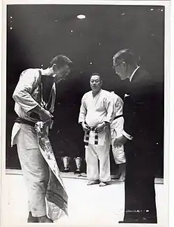 Mikinosuke Kawaishi, 10e&nbsp;dan (jū-dan, ceinture rouge). Au centre, en présence du champion d'Europe 1951, Jean de Herdt.