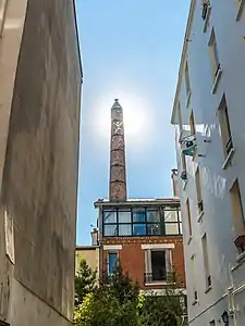 Entrée du no&nbsp;11, avec la cheminée (voir ci-dessus).