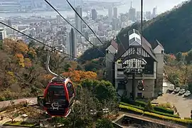 Cabine au-dessous de la station intermédiaire. Au loin, la ville de Kobe.