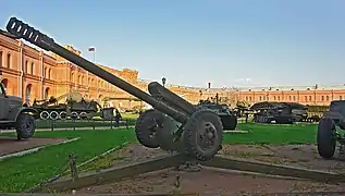 Obusier D-30 de 122&nbsp;mm, 2A18, de conception soviétique.