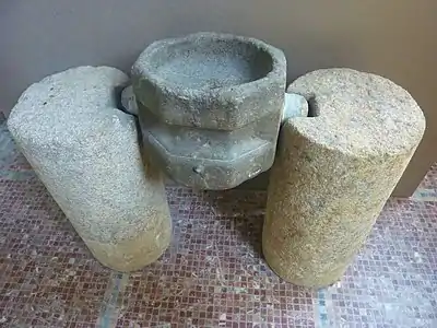 Mesure pivotante en pierre de kersantite servant au paiement de la dîme (XVe&nbsp;siècle, musée du Léon de Lesneven).