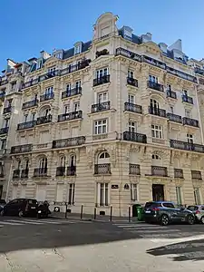 No&nbsp;12 : à l'angle de la rue du Sergent-Hoff.