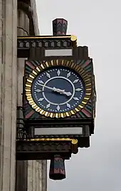 Photographie d'un cadran d'horloge à fond bleu.