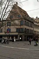 Le no&nbsp;11, à l'angle du no&nbsp;134, Grand-Rue.