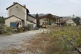 Dépôt à voie métrique au bord de la gare (2015).