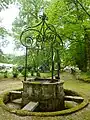 Château de Trégarantec ː le puits (situé dans les jardins) et son armature en fer forgé.