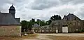 Château de Trégarantec ː les dépendances du château et la chapelle.