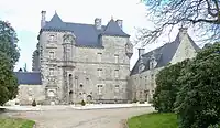 Le château de Keroué (Kerroué) vu depuis l'entrée de la cour d'honneur.