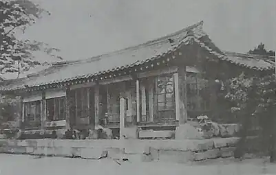 Le Chejungwon (en), premier hôpital moderne du pays en 1885.