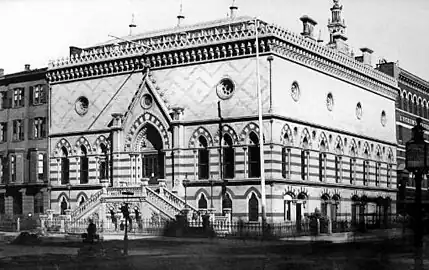 L'Académie américaine des beaux-arts à New York (1863–1865).