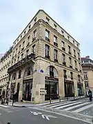 No&nbsp;18 : à l'angle des rues Poissonnière et Beauregard.