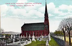 Au premier plan, le cimetière ; au deuxième, l’église. À droite, une large rue bordée d’arbres, avec de l’autre côté des habitations de faible hauteur. La légende, écrite en rouge sur les nuages et le ciel, indique, en anglais « Church of the Immaculate Conception and English Catholic Cemetery, Allentown, Pa. » (« Église de l’Immaculée-Conception et cimetière catholique anglais, Allentown, Pennsylvanie »).